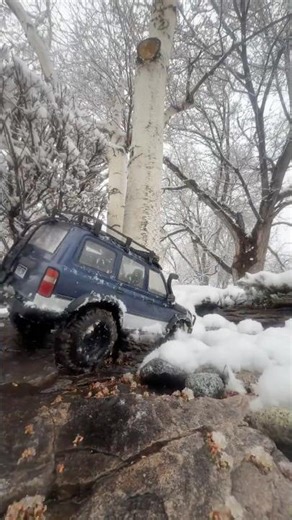 Land Cruiser 🤝 Snow #FMSlc80 #fmsrc #fmshobby #fmsfcx10 #fcx10pro #rc #crawlercourse #microcrawler