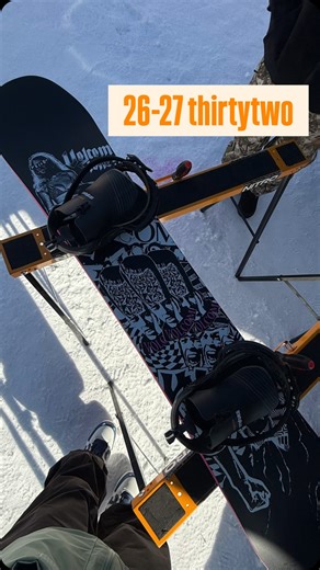 UMA/寺本佑磨 on Instagram: "ディーラー試乗会レビュー2本目！！ ボード 26-27 thirtytwo CREEDLER 156cm VOLCOMコラボのツインチップキャンバーボード やや硬めのフレックスでノーズとテールにカーボンを配置しており、スピードを出してもボードのバタつきが少ないのが特徴 試乗用の板が156cmしかなく、普段153cmのボードを使っていて体重60kgしかない僕にはパークで使用するには重たく感じてしまいました😭 ラインナップには151cmがあるので、短くなればもう少し取り回しがしやすくなると思います😊 エッジグリップが非常に良く、オーリーの反発力が高いので上級者向きのモデルです！！ ビンディング 26-27 thirtytwo T32M XLT CARBON 通常のT32Mよりも約20%硬くなっているモデル ハイバックの素材にカーボンを使用しておりレスポンスが良く軽いのが特徴 ハードフレックスのボードに合わせる事で操作性が高くなります！！ ブーツ 26-27 thirtytwo LUSHED XLT DB ハードフレックスのボードとバインに