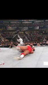 Kurt Angle aplicándole una brutal lanza a Edge 🤯🤯 #DrToxico | WWE Section Perú