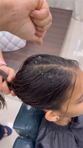 Educator | Salon Owner | Content creator on Instagram: "Head Massage – The Secret to Relaxation, Stress Relief & Healthy Hair 🌿💆‍♀️ @dimpal__ranka__77 ✨ Improves blood circulation ✨ Reduces stress & headache ✨ Promotes hair growth ✨ Relaxes mind & body A few minutes of head massage can refresh your whole day! Save & share this relaxing routine ❤️. . . . . . head massage benefits head massage for hair growth scalp massage techniques head massage for stress relief professional head massage salon