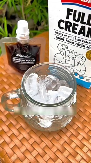 Biznes | Inspiracje | Side Hustle on Instagram: "Płynne złoto w saszetce? ☕💰 Ten pomysł z Indonezji to genialna nisza! Zapomnij o drogich ekspresach na mieście czy kawie rozpuszczalnej. To innowacja, która zmienia zasady gry: gotowe, świeżo parzone double espresso zamknięte w szczelnej, poręcznej saszetce. 🚀 Wlewasz do mleka – masz latte. Wlewasz do wody – masz americano. Wypijasz duszkiem – masz potężny strzał energii przed treningiem. Dlaczego to idealny startup na polski rynek