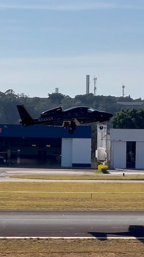 Cirrus SF50 Vision Jet decolando do Aeroporto de Jundiaí. @juliano_mariucci @cassiosevarolli ⬇️ Use nossa tag #apaixonadosporaviacao | Apaixonados por Aviação