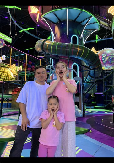 Сегодня мы нашу капризулю отвезли в развлекательный парк Аватария Мэджик Форест. В итоге: Папа доволен, мама счастлива а капризуля требует продолжения банкета😂 Наш семейный совет единогласно решил-место зачётное! И ещё обязательно заскриньте эту информацию⬇️ @avatariya.almaty — это 4 филиала по городу, и каждый со своей тематикой и нереальной атмосферой🙌 📍 ТРЦ Rivera Park — Сатпаева 90/21 📍 Саина 16а 📍 Халиуллина 194 📍 ТРЦ Mart — Рихарда Зорге 18/4 Здесь: ✅ Разные игровые и экстремальные з