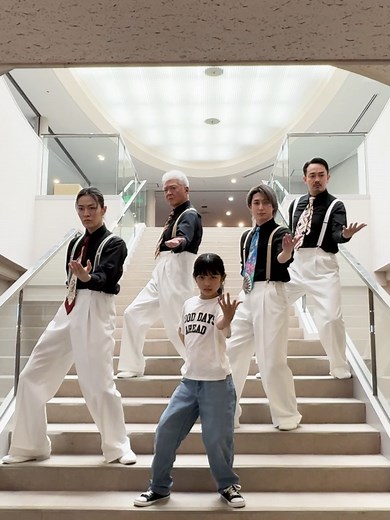 膝の使い方がポイントです🕺 #スペシャルズとオドロウゼ 🎵「#フライディ・チャイナタウン」 明香＆スペシャルズ4人 Ver. 🎬3月6日(金) #映画スペシャルズ 佐久間大介(Snow Man) 椎名桔平 中本悠太(NCT) 青柳翔 小沢仁志 原案・脚本・監督 内田英治
