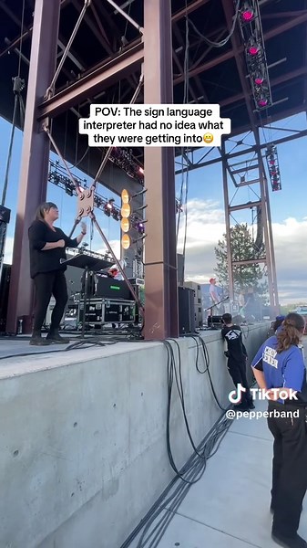 Pepper (@pepperband)’s video of sign language interpreter
