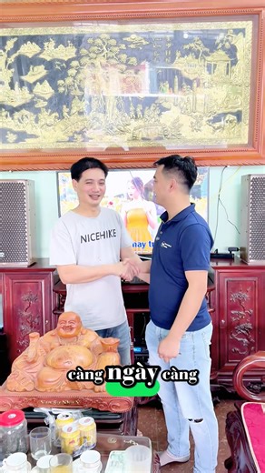 HÀNH TRÌNH LẮP ĐẶT TẠI HƯNG YÊN Đội kỹ thuật JK Audio – Âm Thanh Số vừa hoàn thiện lắp đặt bộ dàn karaoke VA12 Pro cho anh Quân ở Hưng Yên. Chỉ sau vài phút trải nghiệm, anh chốt ngay vì chất âm quá khác biệt: bass sâu, trung mượt, hát nhẹ hơi, nhạc ra chi tiết. Phòng khách 30m², bố trí chuẩn kỹ thuật – tiếng hát bay, nền bass dày, nghe là mê, hát là ghiền. Cấu hình bộ dàn: 1️⃣ Loa VA12 Pro 2️⃣ Đẩy X24 Pro 3️⃣ Micro W321 Pro 4️⃣ Sub Monster 40 Pro 📍 JK Audio – Âm Thanh Số 🔗 Website: https://jk