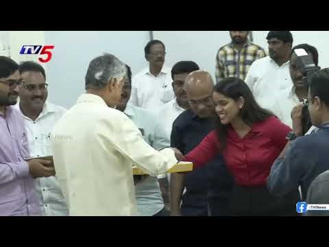 స్వీట్లు పంచిన చంద్రబాబు.! CM Chandrababu naidu distributes sweets | TV5 News