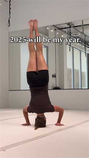 From tumbles at the start to December vibes 💪✨ Progress starts with the right mat😉 Roll-Out Cheerleading mats by Canada Mats #canadamats #gymnastics #fitness #2026 #goals