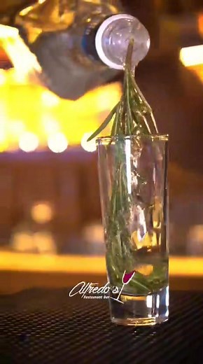 ✨ The moment you can’t miss at Alfredo’s Restaurant! Happy Hour 2-for-1 from 6 to 7 PM, every day from Wednesday to Monday. 🍹🔥 | Alfredo's Restaurant Bar