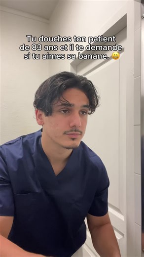 Quand tu veux juste faire ta douche en mode pro, calme, efficace… et là le patient de 83 ans te sort LA phrase qui te fait buguer en plein soin. 😭 Au début t’encaisses. Tu souris poliment. Puis ton cerveau fait “mise à jour impossible”… et ça finit en : STOP. ✋ On en parle de ces moments où tu dois garder ton sérieux alors que tout ton être crie “???”. #soignant #infirmier #humour #libéral #ide