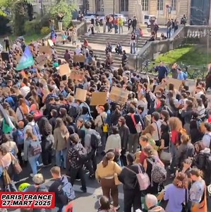 #Paris 28.Mart 2025 #France Studenti francuske na ulicama Pariza u protestu protiv odluke vlade da smanji budžet Univerzitetima ... !!! French students take to the streets of Paris in protest against the government's decision to cut university budgets...!!! #politickimagazinsrbija #estudiantes #étudiants #étudiantsinternationaux #protest | Politički Magazin Srbija