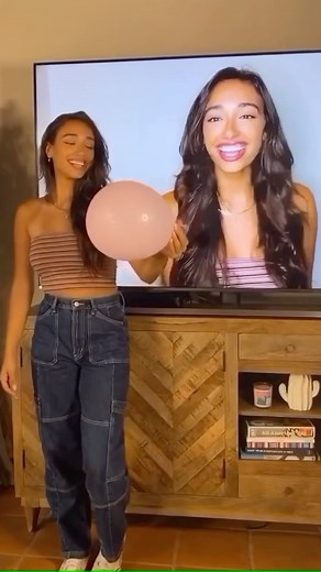 Kat Hixson 💖 on Instagram: "I wish I had a twin! Comment below if you have siblings and tag them too!🤪"