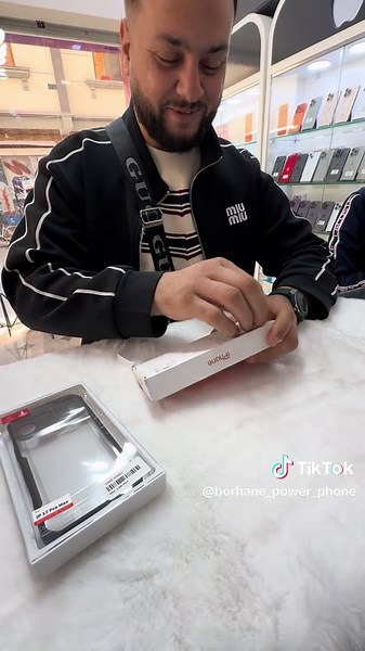 iPhone 17 Pro Max in Orange/Biskra: Unboxing & First Look