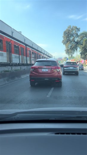 #Cretinoalvolante este conductor, se enojó por qué no se pudo cambiar de carril sin formarse y decidió invadir ambos carriles y meterse como causando choque. Calzada de Tlalpan metro General Anaya