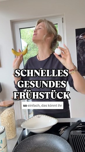 Monica Meier-Ivancan on Instagram: "Schnelles & gesundes Frühstück für Kinder 🍌🥣 Rezept für 1–2 kleine Portionen: • 1 reife Banane • 1 rohes Ei • 1 EL Chiasamen • 1 EL Haferflocken • 1 TL Kokosöl zum Braten • (Optional: etwas Zimt für extra Aroma) Zubereitung: Banane mit der Gabel zerdrücken, Ei, Chiasamen, Haferflocken (und ggf. Zimt) untermischen. In einer Pfanne mit etwas Kokosöl bei mittlerer Hitze anbraten – erst wenden, wenn sich oben kleine Bläschen bilden. Dazu passt ein Klecks Quark, 
