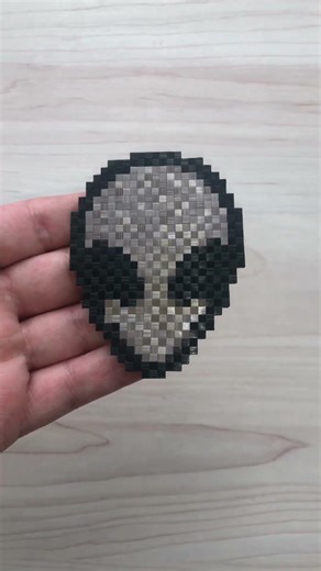 Pixel Art Alien: Out of This World Straw Marquetry 👽 #strawmarquetry #pixelart #alien #scifiart #ufo