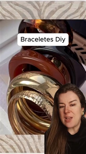 ♻️✨ DIY: Braceletes Fashion com Garrafa PET! Que tal transformar garrafas plásticas em lindos braceletes coloridos? 😍 Além de ficarem super fashion, você ajuda a natureza reaproveitando materiais que iriam para o lixo. É simples: recorte a garrafa, modele no tamanho certo e depois solte a criatividade com fitas, tecidos, esmaltes ou tintas coloridas. O resultado são acessórios únicos e estilosos que combinam com qualquer look! 💃 💡 Dica bônus: use tecidos estampados ou glitter para dar um char