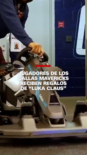 25K views · 81 reactions | Por segundo año consecutivo, el equipo de los Dallas Mavericks y su personal recibieron regalos navideños por parte de Luka Dončić, un swingman del equipo. | CNN en Español | Facebook