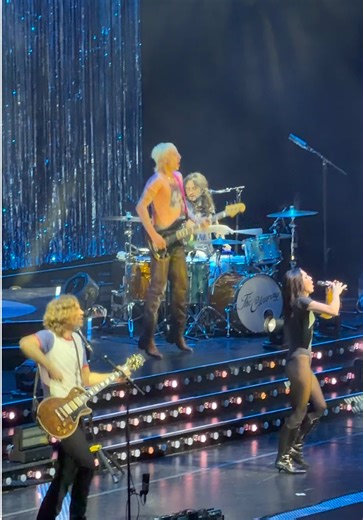 An absolutely incredible night with @Wolf Alice tonight at @The O2 celebrating my 21st birthday ❤️ This has to be one of the best shows I’ve ever been to! I was dancing all night🪩 #wolfalice #theo2 #concert #trending #fyp