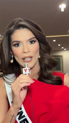 #MissVenezuela nos cuenta en el #MiniMicMissU que nunca sale sin un snack en su bolso, ¡porque el hambre le cambia el humor! 🎤🍫🇻🇪 Vive #MissUniverso el 16 de noviembre a las 6PM ET/3PT por #Telemundo #MissUniverso73 #MissUniverse | Telemundo