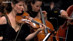 🎂🎻 Today is violin virtuoso Lisa Batiashvili's birthday! We're celebrating by revising her fiery performance of the famed Tchaikovsky Violin Concerto! 🎂🎻 https://cutt.ly/fAfE2XE | medici.tv