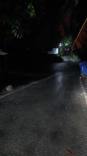 FLOOD IN CARCAR CITY 🚨 WATCH: As of 1AM today (Nov. 25, 2025), the Luan-luan Spillway has overflowed, causing water to spill over the highway in Poblacion I, Carcar City, due to Heavy rains brought by #VerbenaPH. Residents in low-lying, flood-prone, and storm-surge areas are urged to evacuate immediately if necessary. All evacuation centers are open and ready to accommodate affected families. Amping ta ninyo, mga Carcaranons. Stay alert and stay safe. 🙏🏼 📍 Luan-luan Spillway & Highway, Pobla