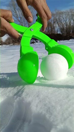 RELAXING GREEN SNOWBALL MAKER 🌲 Soft & Crunchy Snow ASMR #shorts #asmr #snow #winter