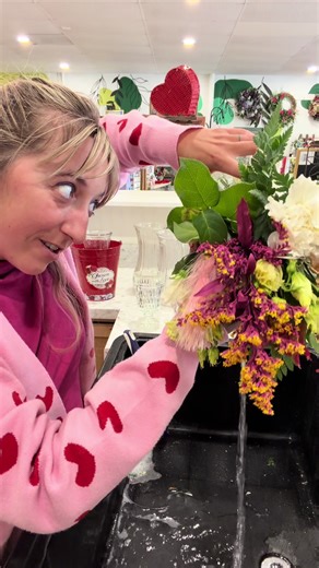 Dump and refill, it's the best way to keep your blooms lasting! If you really want to, you add a second step and trim the stems. #havenshillflorist #tipsandtricks #waterchange #cleanwatermatters #floristoftiktok