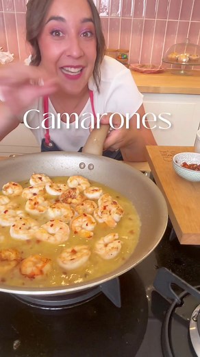 Camarones al Pil pil 🍤🧄🌶️ puedes hacerlo con pollo, champiñones o lo que se te ocurra! Solo necesitas sellar los camarones, luego agregar ajo en rodajas que quede dorado (se me borro esa parte del video 🥹), terminar cocción con vino blanco, sazonar a gusto con sal, pimienta y ají, cocinar brevemente para tener una cocción correcta de los camarones (si fuese pollo sería más larga), agregar mantequilla y disfrutar de esta maravilla de los dioses 🫰🏻😍 Ingredientes 👩🏻‍🍳 500 gr de camarones 