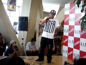 SHINGO☆西成 通天閣パフォーマンス