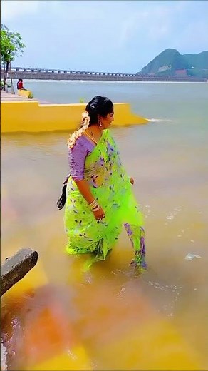 aunty hot in wet saree 🔥🔥😘