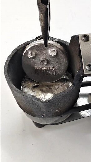 Melting Pewter and casting it in Kinetic Sand #heinrichsmade #metalcasting #melting