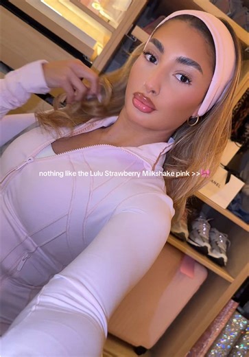 The strawberry milkshake pink is still undefeated 🎀🎀✨ @lululemon #definejacket #strawberrymilkshake #lululemon #lululemoncollection