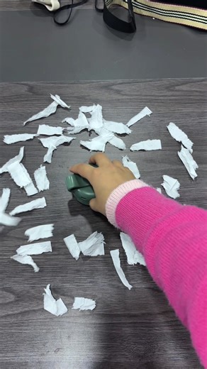 This thing feels amazing and is powerful!3 different speeds and it’s rechargeable #portablafan#cliponfan#tiktokshop#fan#minifan