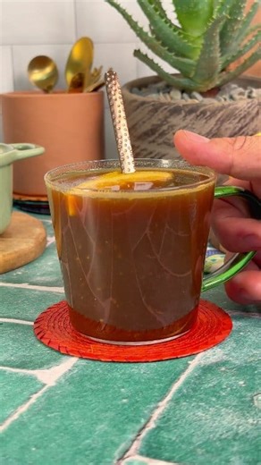 ✨ Café con Naranja y Miel: el despertar que tu paladar merece ✨ Disfruta de la combinación perfecta de CAFÉ, NARANJA y MIEL, con un toque cítrico y dulce que hará que tus mañanas sean mucho más especiales. ☕🍊🍯 INGREDIENTES: 1 1/2 Tazas de jugo de naranja 1 Cucharada de miel de abeja 1 1/2 Cucharadas de NESCAFÉ® Reserva XIAPAN® 1 Taza de agua caliente 1 Cucharada de ralladura de naranja 2 Medias lunas de naranja 2 Rajas de canela Aquí la receta: https://nes.tl/b743dd #RecetasNestlé #Recetas #NE