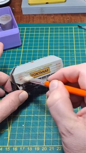Loco-Revue Official on Instagram: "On continue le travail sur ce vieux wagon JOUEF pour lui offrir une nouvelle vie ! 🤩🤩 Petit passage à l’aérographe avant de commencer à appliquer de la terre à décor 🖌️ Vidéo complète sur notre chaîne YouTube LRPresseOfficiel 🎬 Abonnez-vous pour encore plus de contenu ! 😁🤗 #trainminiature #modelisme #echelleho #modelismeferroviaire #locomotive"