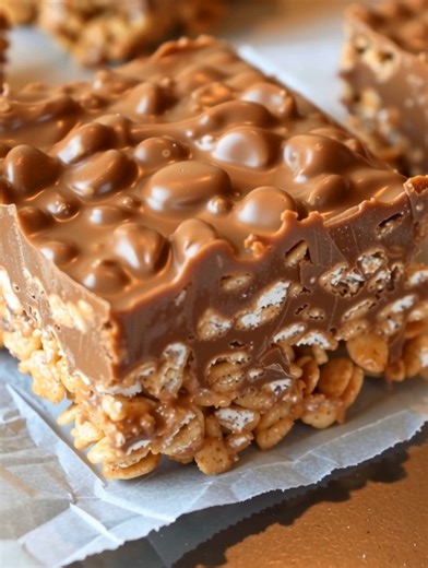 No-Bake Homemade Crunch Bars Recipe ingredients: 2 cups crispy rice cereal 1 cup milk chocolate chips 1/2 cup peanut butter (smooth or crunchy) Recipe in First (C.o.ʍ.m.е.ո.τ) 👇 | Grandma’s Recipe Book
