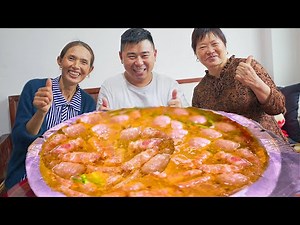 Chao drove for a long time to send his parents home, and they had a simple pork chop hot pot