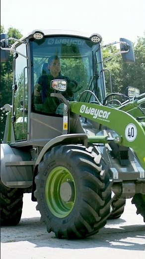 Kompakt, stark, komfortabel - der AR420 der Weycor Agrarline.