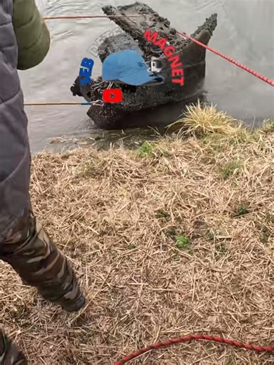 On sort une carcasse de voiture volé. #depollution #magnetfishing #sebdetectmagnet #pechealaimant