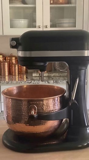 Sertodo Copper on Instagram: "Black Friday = Black Mixer + Copper Bowl = Baking Perfection! ✨🍳 Meet our gorgeous KitchenAid Copper Mixing Bowl paired with the Black KitchenAid Lift Arm Mixer — the ultimate duo for creating both messy and elegant holiday treats! But here’s a fun fact: baking with a copper bowl isn’t just stylish, it has some real science behind it! 🤓🍳 Did you know? When you whisk egg whites in a copper bowl, the copper ions bond with a protein in the eggs called conalbumin. Th