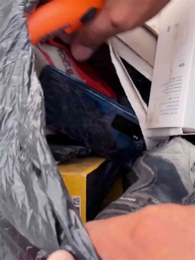 🤣😂Found A lots Of Abandoned Smartphone From Landfill !