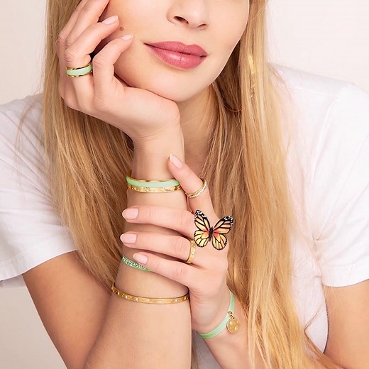 Créez vos bijoux aux couleurs de vos envies🌈 Un jonc, des rubans, une infinité de possibilités. Avec les joncs ruban interchangeables, devenez la styliste de votre poignet Ajustables – résistants à l’eau💧 | Les Interchangeables