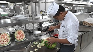 Geschätzt 30 Millionen Menschen werden im Jahr 2030 eine Kreuzfahrt machen. So viele wie noch nie! Doch der Widerstand gegen die schwimmenden Kleinstädte wächst. Ein NZZ Format spezial in Speziallänge über die Kreuzfahrtindustrie auf der Suche nach einem neuen Kurs. Heute Abend um 23.00 Uhr auf SRF 1. | NZZ Neue Zürcher Zeitung