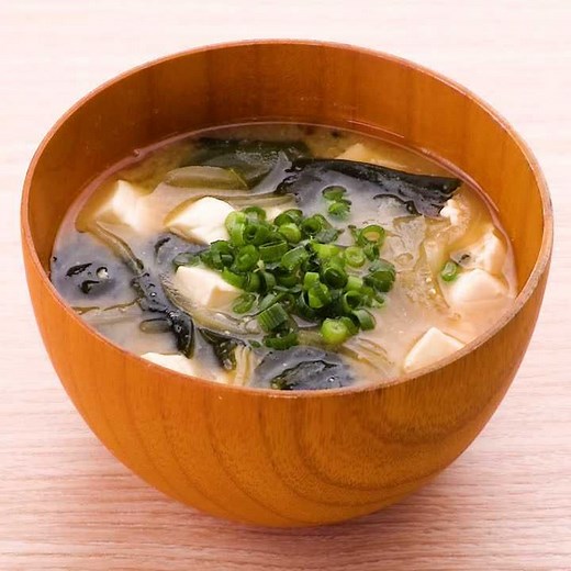 すぐに作れる！ 玉ねぎと豆腐とわかめの味噌汁のレシピ動画・作り方 | デリッシュキッチン