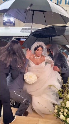 The rain tried to steal the spotlight.. but the bride turned it into a runway moment ✨☔️!