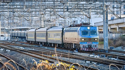 SS7D 0021机车牵引客车K818次成都西站六道发车，经西环上行线去安靖方向。