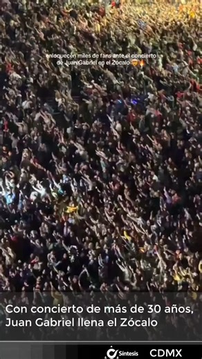 Con el reciente estreno del documental “Debo, quiero y puedo” de Juan Gabriel, en Netflix, cientos de personas se reunieron en el Zócalo capitalino, la noche del sábado, para disfrutar de la proyección del concierto que el “Divo de Juárez” ofreció en 1990, en el recinto de Bellas Artes. En redes sociales, usuarios afirman que es el único artista que podría lograr esta hazaña. #juangabriel #bellasartes #divodejuarez #deboquieroypuedo | Síntesis TV