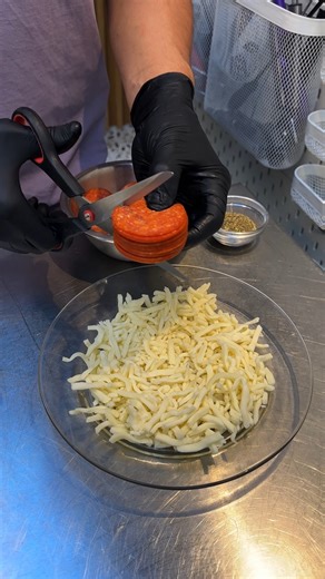 29K views · 126 reactions | Pepperoni Pizza Pockets! Mini pizza pockets of joy 拾 | Chefclub GruB | Facebook