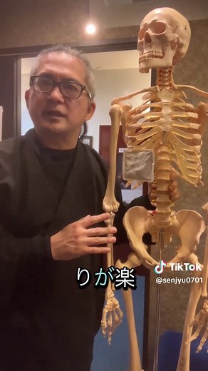 災害時、通常時でも貼る所で治療になる 鍼灸あん摩マッサージ師プロフィール 三療士 堂面 貴士 鍼灸あん摩マッサージ師 鍼灸あん摩マッサージ師は、あん摩（マッサージ）、鍼（はり）、および灸（きゅう）を用いて、身体の健康を促進し、痛みや不調の改善を図る専門職です。これらの技術は、東洋医学に基づく治療法として広く認知されています。 資格: •\t鍼灸あん摩マッサージ師になるためには、国家資格を取得する必要があります。通常、専門学校や大学で関連する知識や技術を学び、実習を経て資格試験に合格することが求められます。 主な業務内容: 1.\tあん摩（マッサージ）: 1.\t手技を用いて筋肉や関節の緊張を和らげ、血行を促進します。 1.\tリラクゼーションを目的とした施術も提供します。 2.\t鍼治療: 2.\t鍼を使用して経穴（ツボ）に刺激を与え、痛みの緩和や身体の調整を行います。 3.\t灸治療: 3.\tもぐさを用いて経穴を温め、血行促進や免疫力の向上を図ります。 対象疾患: •\t慢性的な痛み（頭痛、肩こり、腰痛など） •\tストレスや不安感の軽減 •\t消化器系の不調 •\t不妊治療や妊娠